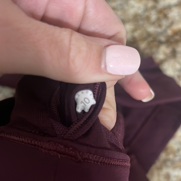 Lululemon size 10 sports bra, barely worn. - Picture 4 of 4